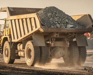 Camion benne d'occasion levant sa benne sur un chantier