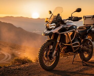 Moto trail aventure sur piste de montagne au coucher du soleil